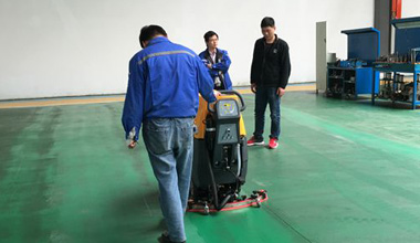 M52手推式洗地機服務(wù)于工廠